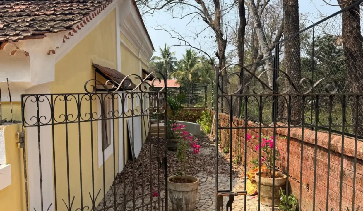 4bhk-old-portuguese-villa-for-sale-in-goa-goa-villa-goa-properties-villa-for-rent-luxury-villas-house-for-sale-in-goa-plots-for-sale-farmhouse-in-goa-goa-listings (3)